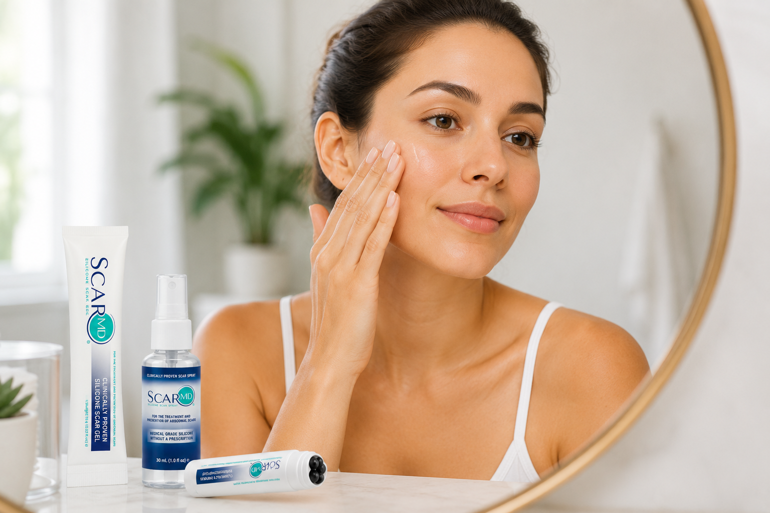 Persona cuidando la piel del rostro